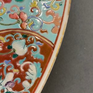 Un grand plat en porcelaine de Chine famille rose, marque de Qianlong, 19ème — photo 4