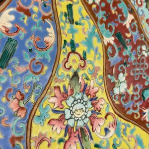 Un grand plat en porcelaine de Chine famille rose, marque de Qianlong, 19ème — photo 9
