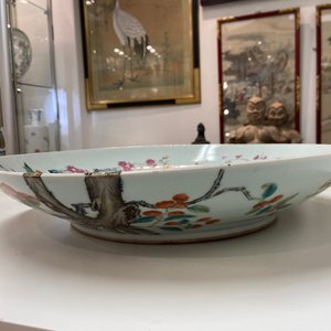 Un grand plat en porcelaine de Chine famille rose, marque de Qianlong, 19ème — photo 12