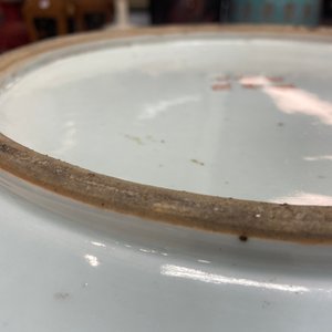 Un grand plat en porcelaine de Chine famille rose, marque de Qianlong, 19ème — photo 16