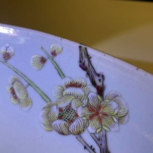 Un grand plat en porcelaine de Chine famille rose, marque de Qianlong, 19ème — photo 4