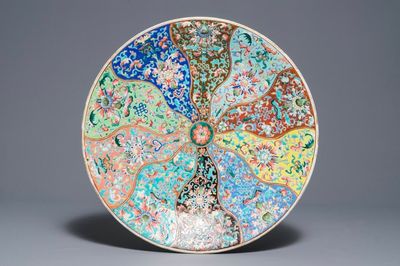 Un grand plat en porcelaine de Chine famille rose, marque de Qianlong, 19ème