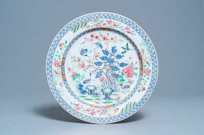 Un grand plat en porcelaine de Chine famille rose, Qianlong