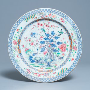 Un grand plat en porcelaine de Chine famille rose, Qianlong — photo 1