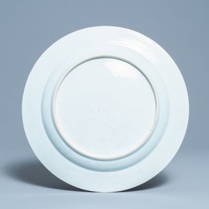 Un grand plat en porcelaine de Chine famille rose, Qianlong — photo 2