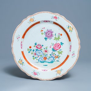 Un grand plat en porcelaine de Chine famille rose, Qianlong — photo 1
