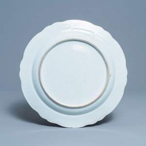 Un grand plat en porcelaine de Chine famille rose, Qianlong — photo 2