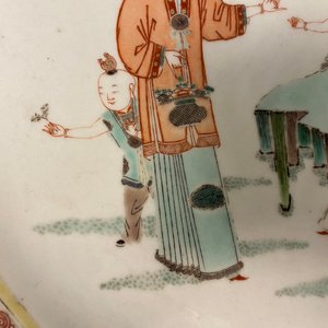 Un grand plat en porcelaine de Chine famille verte à décor de femmes et garçons, Kangxi — photo 7