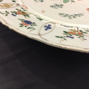 Un grand plat en porcelaine de Chine famille verte à décor d'un jardin fleuri, Kangxi — photo 7