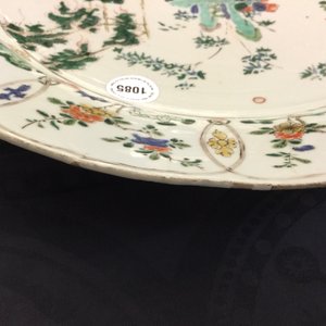Un grand plat en porcelaine de Chine famille verte à décor d'un jardin fleuri, Kangxi — photo 8