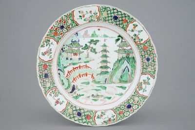 Un grand plat en porcelaine de Chine famille verte à décor d'un paysage, Kangxi