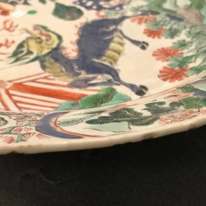 Un grand plat en porcelaine de Chine famille verte à décor d'un qilin et phénix, Kangxi — photo 8