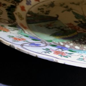 Un grand plat en porcelaine de Chine famille verte à décor 'Les trois amis de l'hiver', Kangxi — photo 3