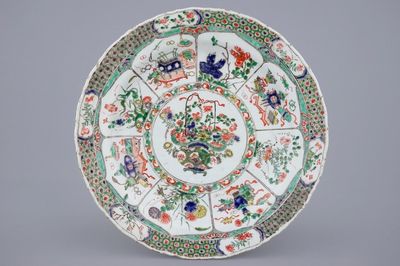 Un grand plat en porcelaine de Chine famille verte au panier fleuri, Kangxi