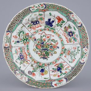 Un grand plat en porcelaine de Chine famille verte au panier fleuri, Kangxi — photo 1