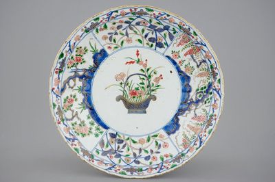 Un grand plat en porcelaine de Chine famille verte au panier fleuri, Kangxi