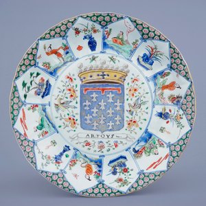 Un grand plat en porcelaine de Chine famille verte aux armes d'Artoys, Kangxi/Yongzheng, ca. 1720 — photo 1