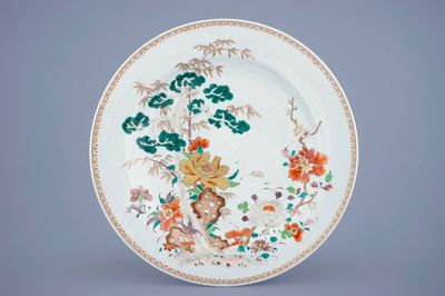 Un grand plat en porcelaine de Chine rose-verte à décor floral, Qianlong, 18ème
