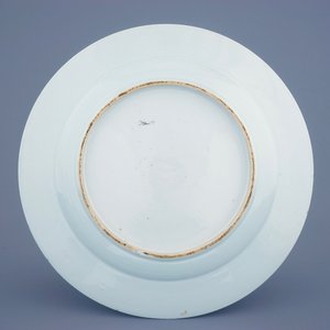 Un grand plat en porcelaine de Chine rose-verte à décor floral, Qianlong, 18ème — photo 2