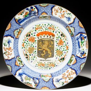 Un grand plat en porcelaine de Chine verte-imari aux armes de Brabandt, Kangxi/Yongzheng — photo 1
