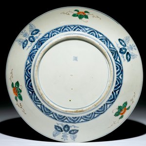 Un grand plat en porcelaine de Japon d'Arita aux êtres mythiques, 19ème — photo 2