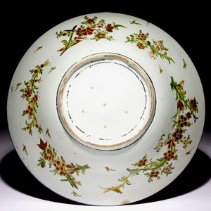 Un grand plat en porcelaine de Japon d'Arita de style Wanli surdécoré, vers 1700 — photo 2