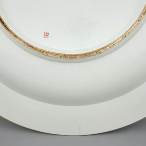 Un grand plat en porcelaine de style famille verte, Samson, Paris, fin du 19ème — photo 3