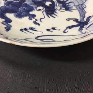Un grand plat et deux assiettes en porcelaine de Chine bleu et blanc, Kangxi — photo 11