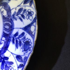 Un grand plat et deux assiettes en porcelaine de Chine bleu et blanc, Kangxi — photo 13