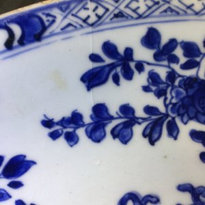 Un grand plat et deux assiettes en porcelaine de Chine bleu et blanc, Kangxi — photo 2