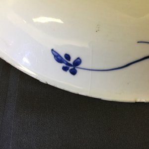 Un grand plat et deux assiettes en porcelaine de Chine bleu et blanc, Kangxi — photo 3
