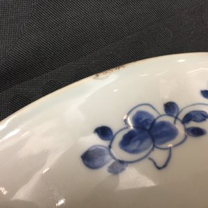 Un grand plat et deux assiettes en porcelaine de Chine bleu et blanc, Kangxi — photo 4