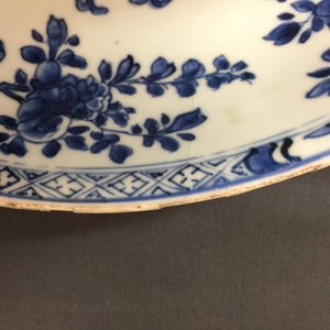 Un grand plat et deux assiettes en porcelaine de Chine bleu et blanc, Kangxi — photo 7