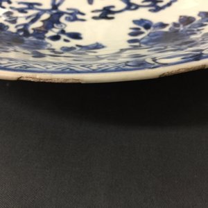 Un grand plat et deux assiettes en porcelaine de Chine bleu et blanc, Kangxi — photo 9