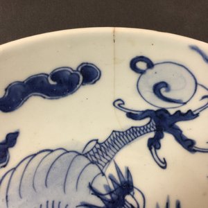 Un grand plat et deux assiettes en porcelaine de Chine bleu et blanc, Kangxi — photo 10