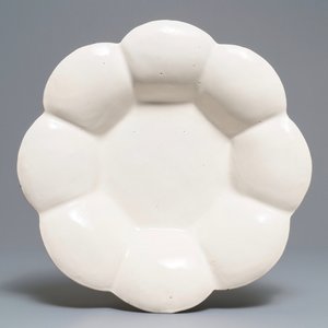 Un grand plat godronné en faïence blanche de Delft, 17ème — photo 1