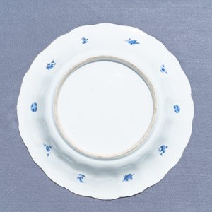 Un grand plat godronné en porcelaine de Chine en bleu et blanc à décor de poissons, Chine, Kangxi — photo 4