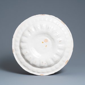 Un grand plat lobé en faïence stannifère de Saint Jean du Désert ou Marseille, France, 17ème — photo 2