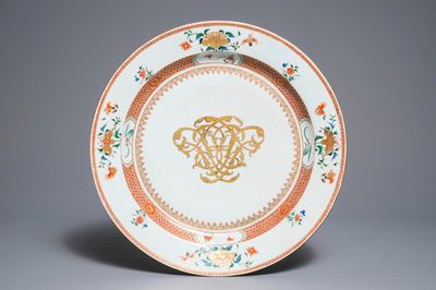 Un grand plat monogrammé en porcelaine de Chine verte-Imari, Kangxi