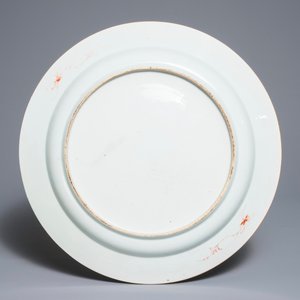 Un grand plat monogrammé en porcelaine de Chine verte-Imari, Kangxi — photo 2