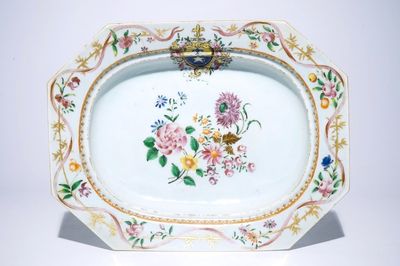 Un grand plat octogonal armorié en porcelaine de Chine famille rose, Qianlong