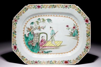 Un grand plat octogonal en porcelaine de Chine famille rose aux personnages sur une barque, Yongzheng