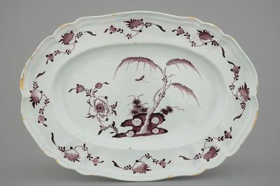 Un grand plat ovale de Delft au décor florale en manganèse, 18ème