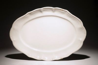Un grand plat ovale en faïence blanc monochrome, France, 18ème