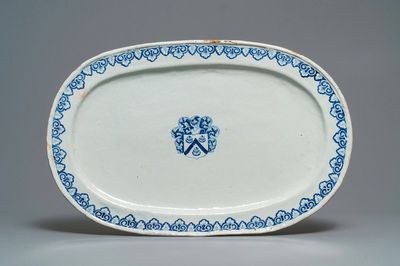 Un grand plat ovale en faïence bleu et blanc aux armes de des Barres, Rouen, 18ème
