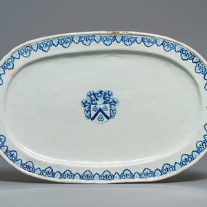 Un grand plat ovale en faïence bleu et blanc aux armes de des Barres, Rouen, 18ème — photo 1