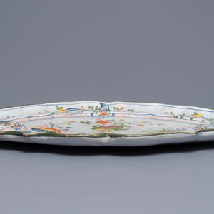 Un grand plat ovale en faïence polychrome italienne, atelier de Ferniani, Faenza, fin du 18ème — photo 3