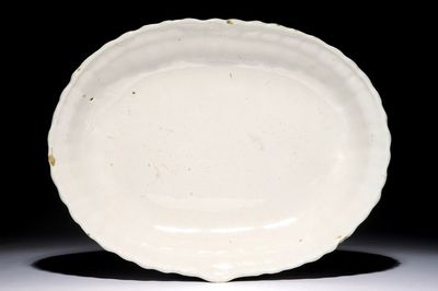 Un grand plat ovale pointu en faïence de Delft blanc monochrome, 18ème