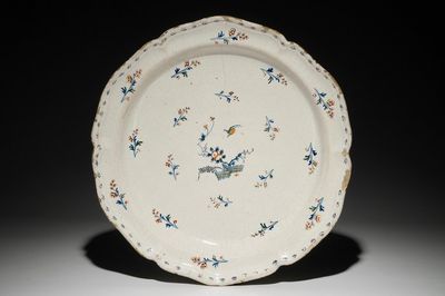 Un grand plat polychromes en faïence de Bruxelles à la haie fleurie, 18ème