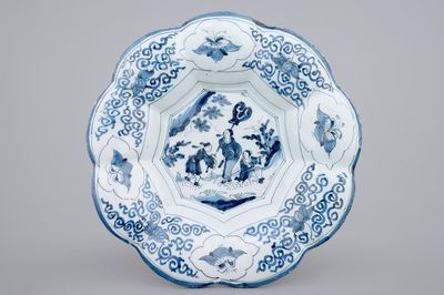 Un grand plat polylobé en faïence de Delft au décor d'une chinoiserie, vers 1700